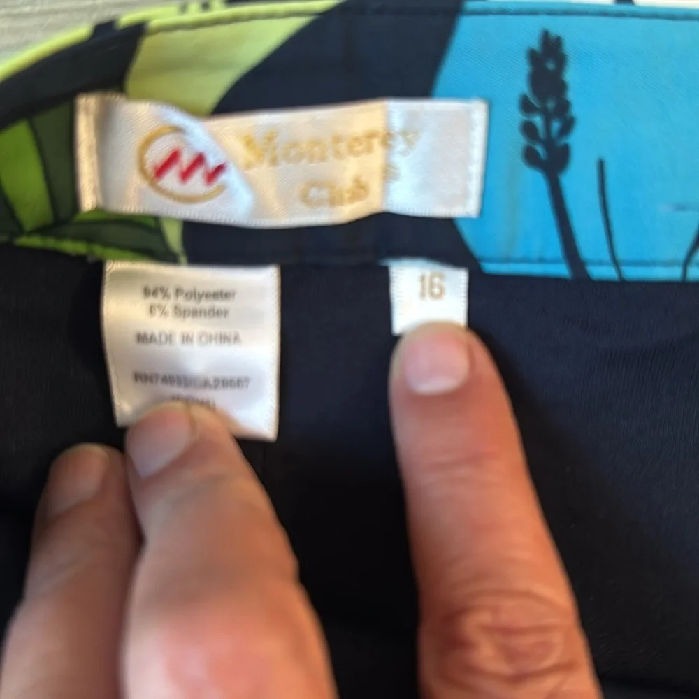 Monterey Club skort.  Two side pockets and two rear pockets.  Size 16.
